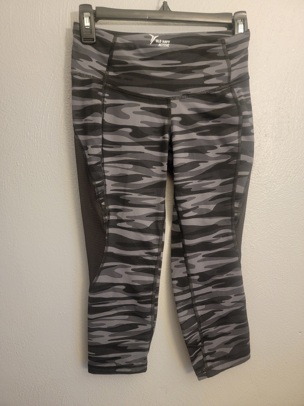 Old Navy Active Gray & Black Camo Capri Leggings